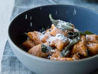 HT_Chrissy_Teigen5_cf_160226_4x3t_384