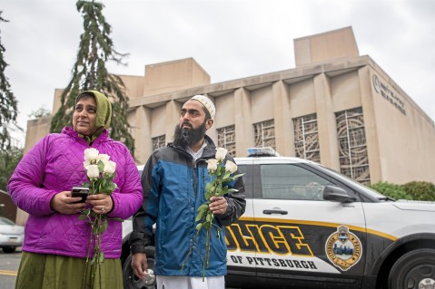 181029-pittsburgh-synagogue-shooting-muslim-community-flowers-se-311p_588566b54129e0af99cdb0f158cc50e1.fit-2000w