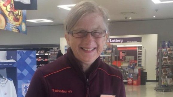 this-supermarket-keeps-retraining-an-employee-with-dementia-so-she-doesnt-have-to-stop-working